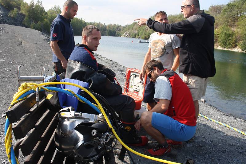 Společného cvičení policejních a báňských potápěčů u zatopeného lomu Šifr u Svobodných Heřmanic.