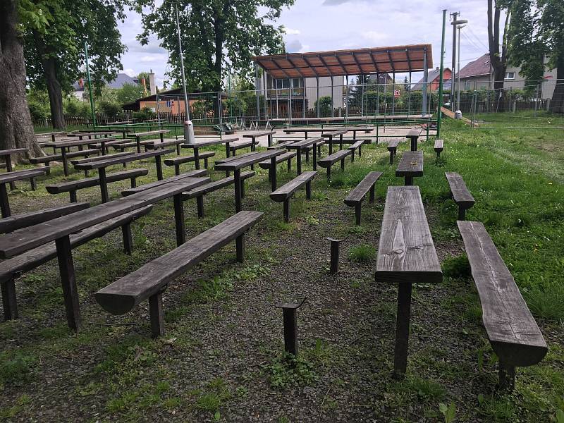 Park Bedřicha Smetany ve Městě Albrechticích navštěvují v posledních letech převážně pouze místní děti, využívající prolézaček, a dospělí, kteří si zde jdou odpočinout.