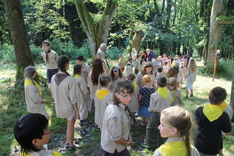 Křížovou cestou proudili na svátek svaté Anny ke stejnojmennému kostelu na Annabergu nad Andělskou Horou poutníci, aby si vyslechli mši svatou duchovního správce Marka Žukowského. 