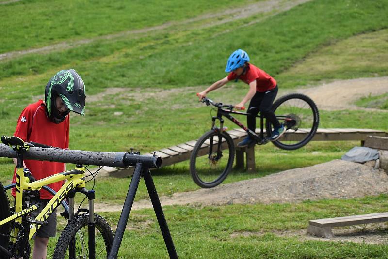 Bikepark Kopřivná v Jeseníkách pojal zahájení sezony jako zábavnou show pro celou rodinu.