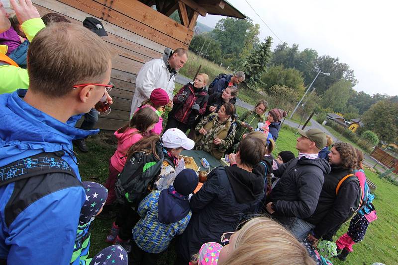 Sraz účastníků pochodu po obnovené cestě byl před kostelem v Branticích.