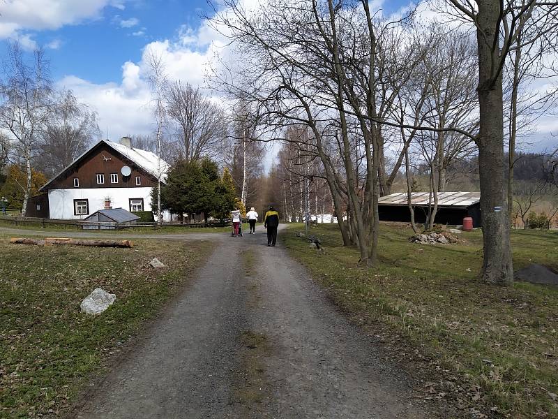 Výlet na holčovickou rozhlednu přinesl krásné počasí, probouzející se přírodu a přítomnost zvířátek.