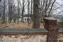 Opuštěné hroby na opuštěném evangelickém hřbitově v Krnově Chomýži. Městský úřad Krnov vzkazuje: pokud se potomci sudetských Němců o náhrobky nepřihlásí, budou vhodným způsobem zlikvidovány. 17. listopadu 2021