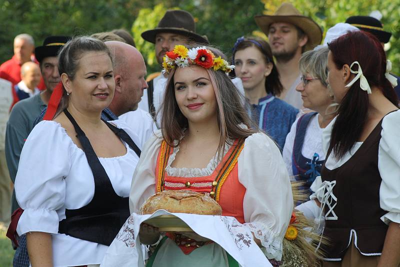 Dříve jsme byli zvyklí jezdit na dožínkové slavnosti do Polska. Nejdřív se tato tradice vrátila do Slezských Rudoltic. Rudoltické dožínky si našly řadu příznivců a dnes už patří k nejvýznamnějším událostem roku.