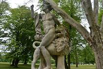 Ozdobou zámeckého parku v Branticích je barokní sousoší Herkula s Nemejským lvem.