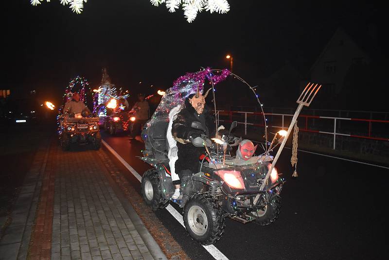 Po Třemešné jezdí čtyřkolky s hořícími pochodněmi. Čerti, Mikuláš, Andělé i motorkáři mají trochu černý humor, ale je s nimi spousta legrace. Prosinec 2022