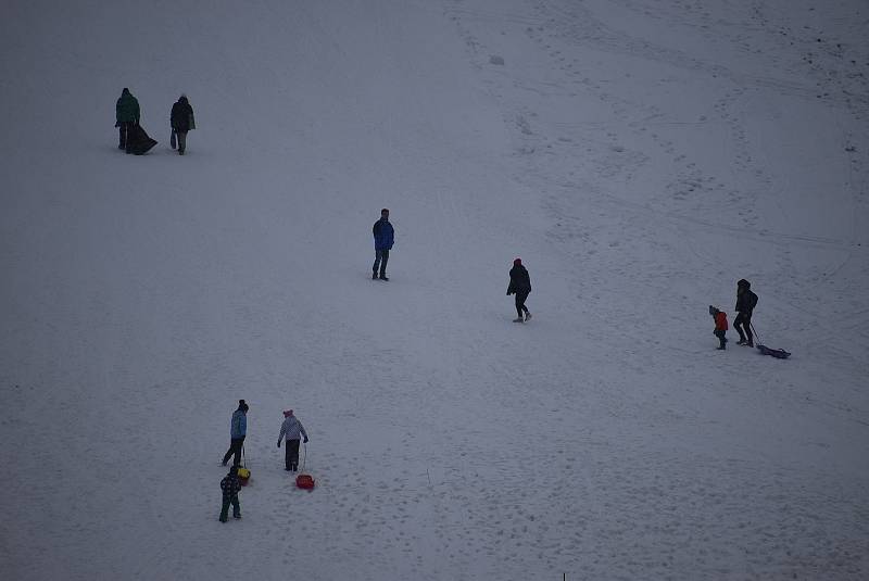 Kromě pejskařů, sáňkařů a rodin s dětmi dorazili na sjezdovku ve Vraclávku dokonce i dva lyžaři. Sobota 9. ledna 2021.