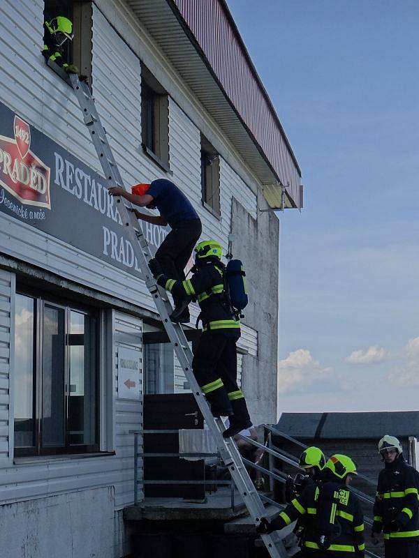 Šest jednotek hasičů se zapojilo v pondělí odpoledne do prověřovacího cvičení na nejvyšší hoře Jeseníků - Pradědu.