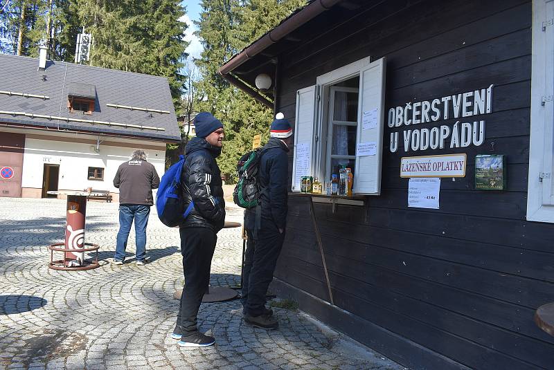 Nejdostupnější vodopád je v Karlově Studánce hned vedle parkoviště. Byl postaven koncem 19. století pro potěšení lázeňských hostů.