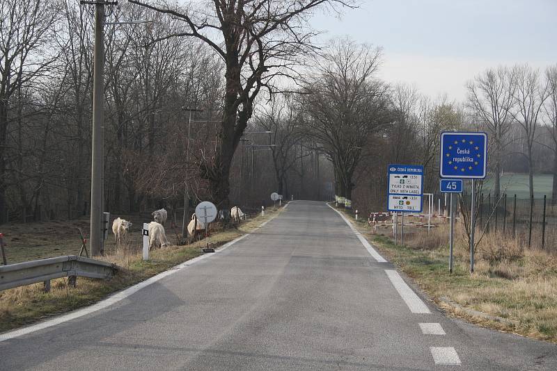 Policisté, kteří střeží krnovský hraniční přechod, nikoho do Polska nepustí. Předání českých léků polskému pacientovi na hranicích ale není problém.