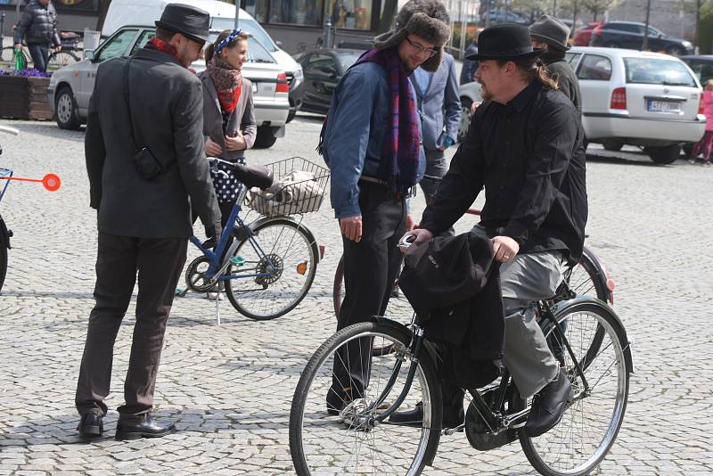 Retro cyklistika si v Krnově našla své fanoušky. O víkendu společně vyrazili do Linhartov.