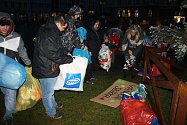 Ludvík Gregárek a jeho kolegyně Dagmar Kovalová a Martina Kocourková také letos organizují vánoční sbírku hraček pro dětské oddělení krnovské nemocnice.