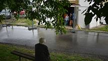 Ruda u Rýmařova 1. srpna 2021. Poutníky, kteří se přijeli modlit na  významné poutní místo, zaskočil vydatný déšť.