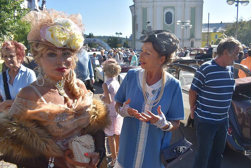 Přehlídka aut veteránů Trofeo Niké v pátek  9. září 2021 potěšila občany ve Městě Albrechticích a ve Slezských Rudolticích.