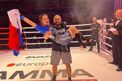 Veronika Zajícová z Krnova je mistryně Evropy MMA. Fotografie z vítězného finálového zápasu zveřejnil její otec Radek Zajíc.