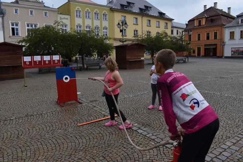 Sbor dobrovolných hasičů ze Starých Heřmínov na bruntálském náměstí propagoval hasičský sport a hlavně závody v běhu na šedesát metrů překážek  "O Zubatou žábu“.