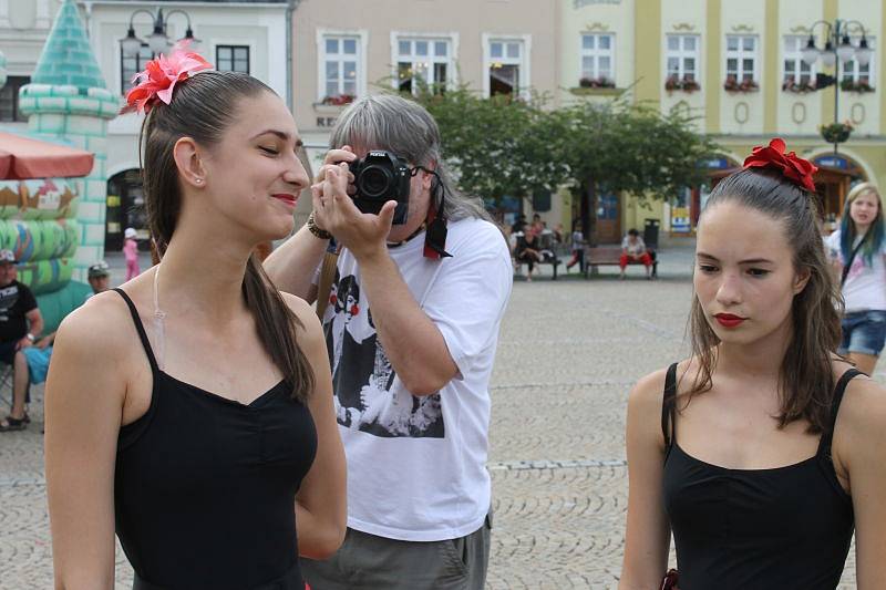 Charakteristickým symbolem Vodnického splavu je možné směle nazývat dívenku, která obsadila při dostaveníčku v Bruntále vrcholek vodního prvku na Zámeckém náměstí. Od zámku prošel rozezpívaný průvod ve čtvrtek odpoledne na náměstí Míru.