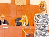 Matka čtyř dětí je obžalována z týrání. V čele senátu soudkyně bruntálského soudu Vladimíra Kikerlová.