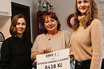 Výtěžek Přednáškové noci předaly Anna Kocmánková a Viktorie Švihelová ředitelce Dětského domova Lichnov Aleně Lukeszové.