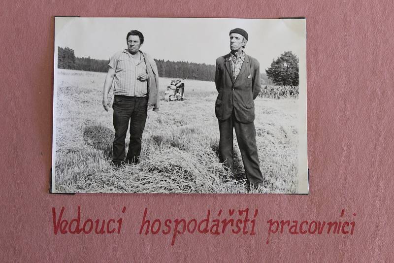 Obhlídka úrody a probíhající sklizně na polích okolo Leskovce nad Moravicí v roce 1974.