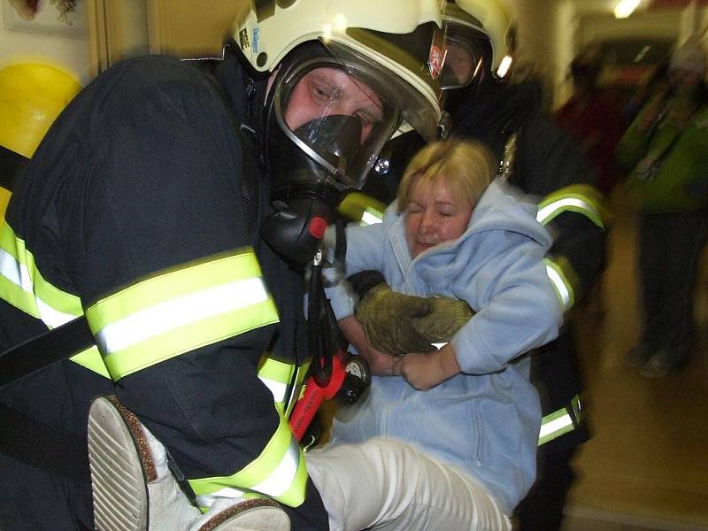 Velké manévry absolvovali obyvatelé Domova důchodců v Mnichově. Cvičení hasičů zde simulovalo požár a následnou evakuaci ohrožených lidí.