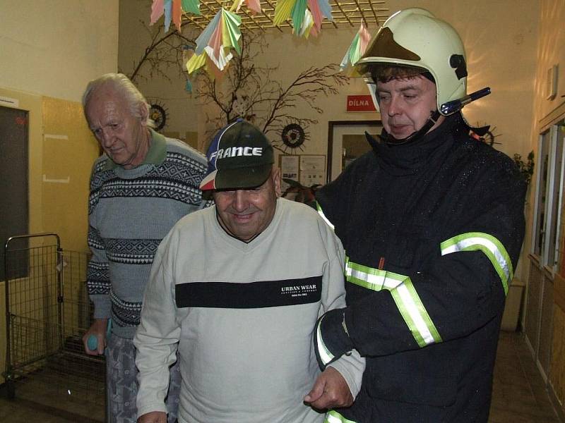 Velké manévry absolvovali obyvatelé Domova důchodců v Mnichově. Cvičení hasičů zde simulovalo požár a následnou evakuaci ohrožených lidí.