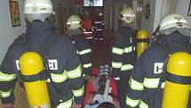 Velké manévry absolvovali obyvatelé Domova důchodců v Mnichově. Cvičení hasičů zde simulovalo požár a následnou evakuaci ohrožených lidí.