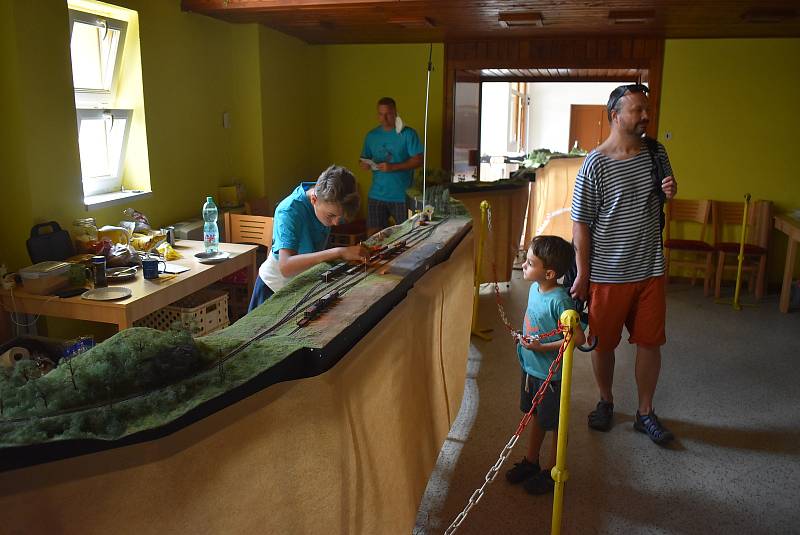 Železniční modeláři  ve Slezských Rudolticích představují svůj koníček. Výletníky na výstavu vozí  po Osoblažce historická lokomotiva Faur.