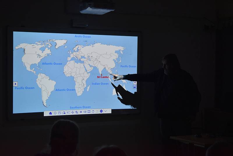 Přednáška Vladimíra Kořínka v Krnově byla spojená s křtem jeho nové knihy Střípky ze Srí Lanky.  29. 9. 2022