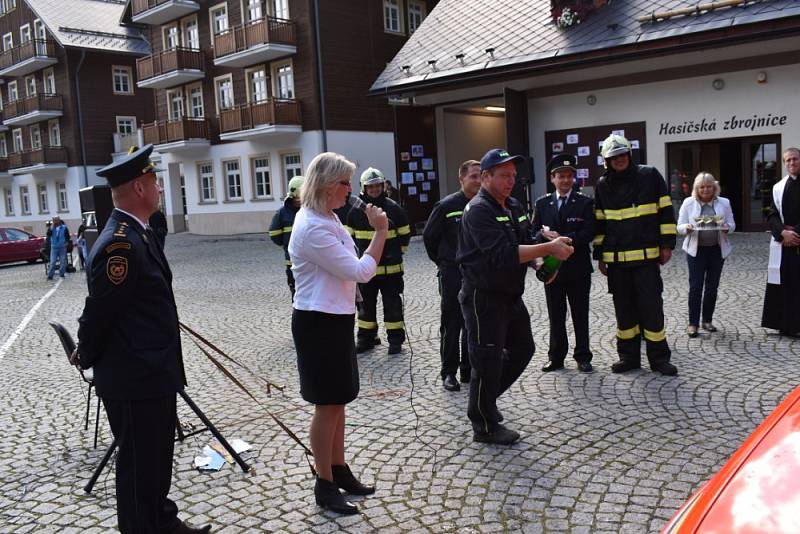 Slavnostní žehnání nového hasičského auta v Karlově Studánce, 26. září 2019.