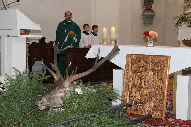 V sobotu 8. října proběhla svatohubertská mše v kostele Nejsvětější trojice v Malé Morávce. Stalo se pravidlem, že na této akci nechybí přehlídka z myslivecké praxe a především ukázka tradic a zvyků. K těm patří i obřad přijímání za myslivce pasováním.