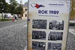Výročí událostí listopadu 1989 si Krnov připomíná také fotografiemi a infopanely před gymnáziem.