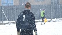 Hráči se v sobotu spíše trápili, než by si úživali fotbal. Na umělém trávníku totiž ležela sněhová pokrývka.