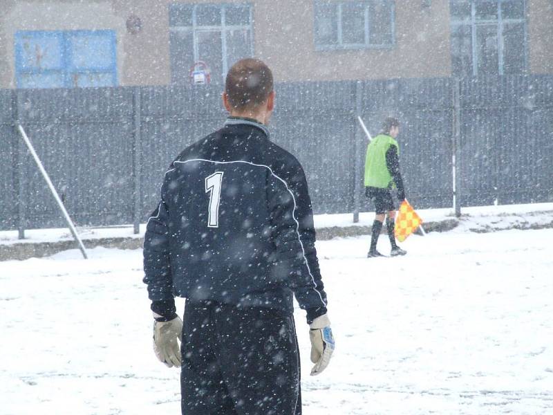 Hráči se v sobotu spíše trápili, než by si úživali fotbal. Na umělém trávníku totiž ležela sněhová pokrývka.