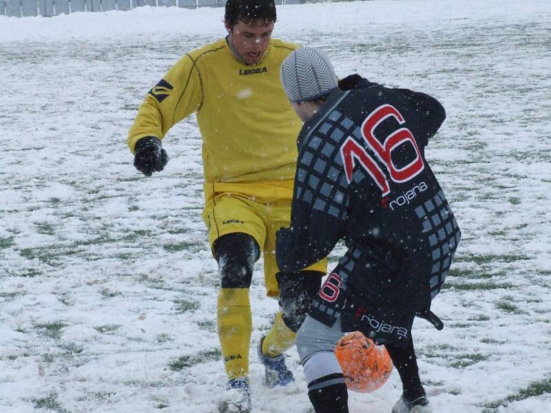 Hráči se v sobotu spíše trápili, než by si úživali fotbal. Na umělém trávníku totiž ležela sněhová pokrývka.