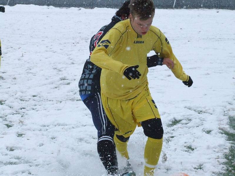 Hráči se v sobotu spíše trápili, než by si úživali fotbal. Na umělém trávníku totiž ležela sněhová pokrývka.