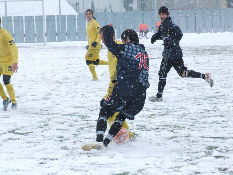 Hráči se v sobotu spíše trápili, než by si úživali fotbal. Na umělém trávníku totiž ležela sněhová pokrývka.