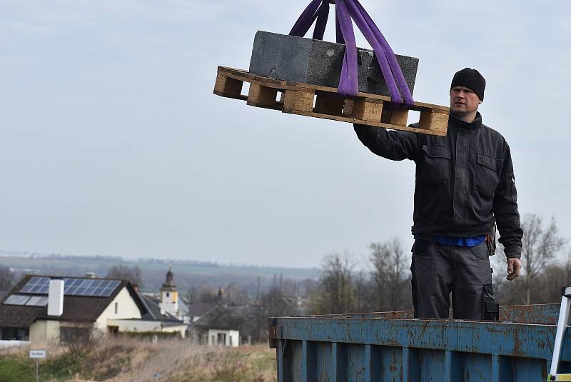 Hlinka na Osoblažsku, končící zima, březen 2021. Obci se podařilo definitivně uzavřít restituce, díky tomu se zde otevírají nové příležitosti.