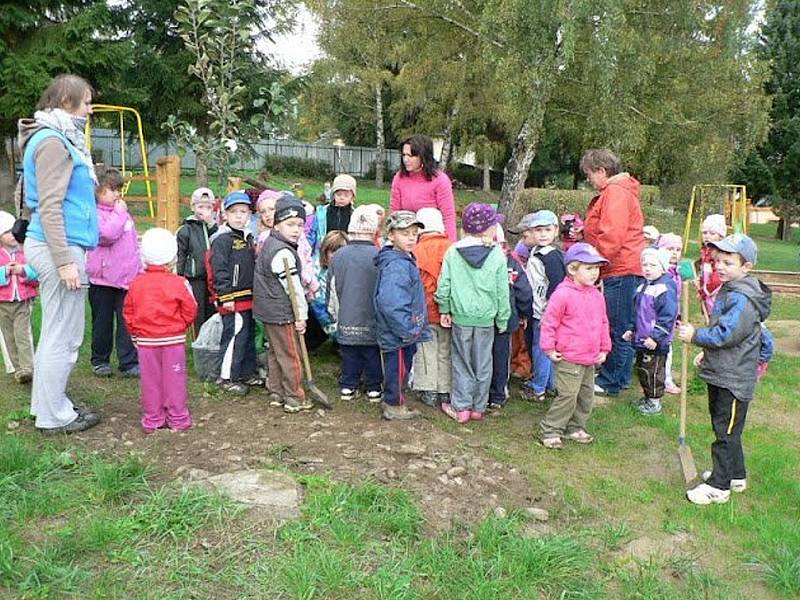 Malými sadaři se to hemžilo na zahradě vrbenské mateřské školy v ulici Ve Svahu. Děti spolu s učitelkami tam vysadily strom dobrého evropského sousedství.