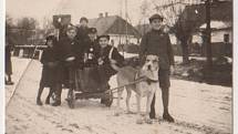 Třetí případ psího potahu byl zaznamenán v Lichnově. Svého psa tam za války zapřahal do vozíku pekař Niessner. Foto: archiv Jana Gemely