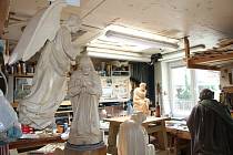 Řezbář František Nedomlel vyřezává nové sochy pro biblický výjev modlícího se Ježíše v Getsemanské zahradě.