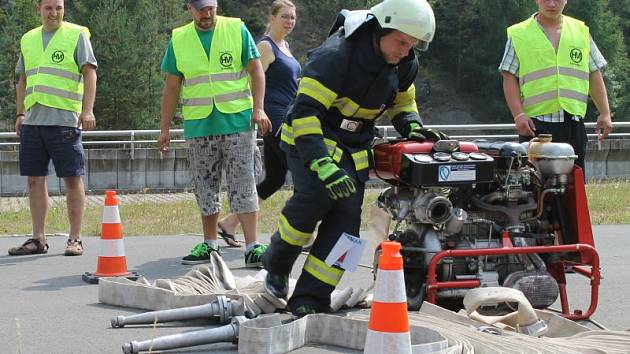 Na vodní nádrži Slezská Harta se během uplynulého víkendu rozhořely líté boje mezi hasiči při jubilejním závodu z kategorie T. F. A. s názvem Hartaman 2015.