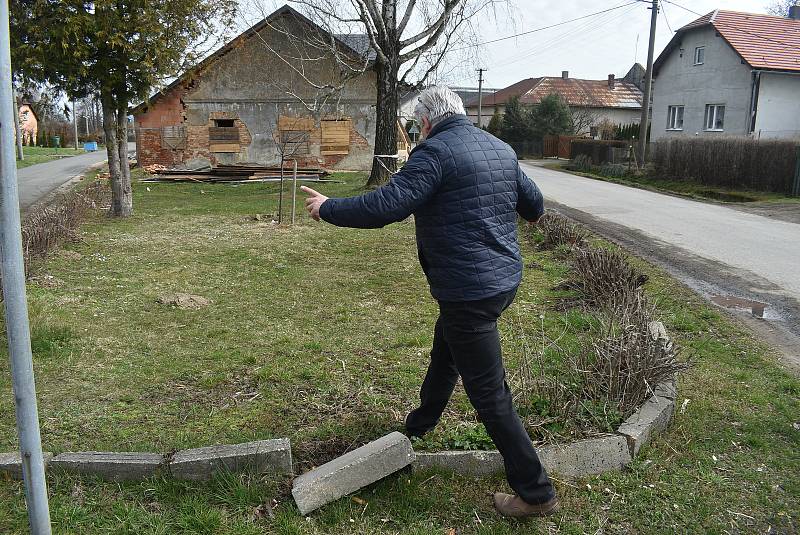 V Hlince před mnoha lety vandal změnil památník padlým  na Bezhlavého rytíře. V restaurátorské dílně rytířovi vrátí tvář, aby se zase stal důstojnou pietou.