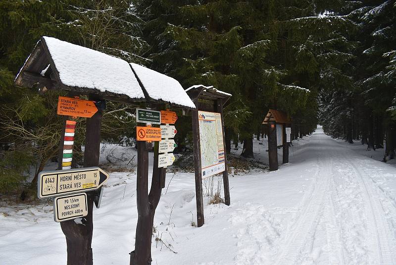 Skřítek, 13. března 2021. Za běžné situace by  byl rájem běžkařů. Policisté zastavují auta, která přejíždějí hranici mezi okresy Šumperk a Bruntál.