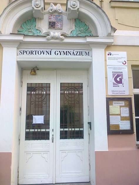 Sportovní gymnázium Vrbno pod Pradědem po téměř třiadvaceti letech zaniklo. Absolventi, zaměstnanci a ti, kdo měli gymnázium rádi, mu na rozloučenou vytvořili smuteční oznámení jak na pohřeb.