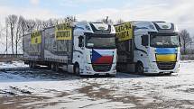 Kamiony vypravené Charitou Krnov a Adrou Havířov na parkovišti na východní Ukrajině.
