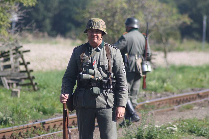 Úzkokolejka Osoblažka se vrátila do března 1945 díky fanouškům vojenské historie. Ti názorně předvedli cestujícím, co se zde mohlo odehrávat v posledních dnech války.