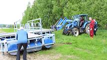 Bruntálští vodní záchranáři před letní sezonou spouštěli na hladinu Slezské Harty dvě mola, jedno vlastní a druhé pro elektroloď Harta.