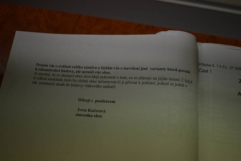 Na nádraží ve Valšově jsou čtyři drážní byty. Nájemníci, zastupitelé i starostka Valšova byli nepříjemně zaskočeni, když v roce 2017 zjistili, že slíbená rekonstrukce nádraží znamená demolici všech bytů.