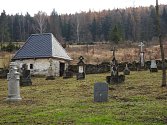 Hřbitov ve Skrbovicích se po létech chátrání stává důstojným pietním místem.